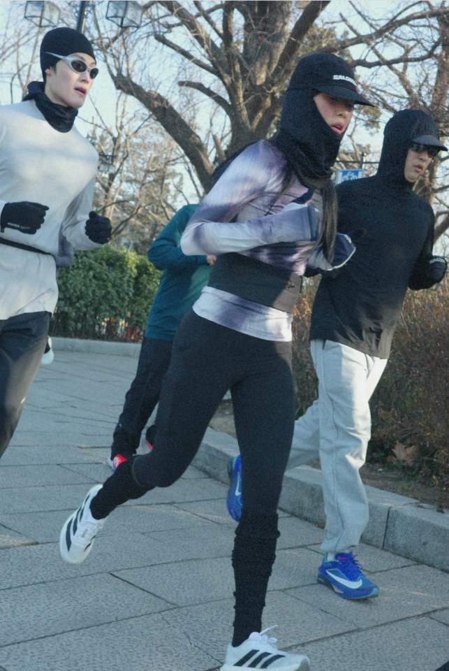 겨울 아침 공원길을 달리는 러너들