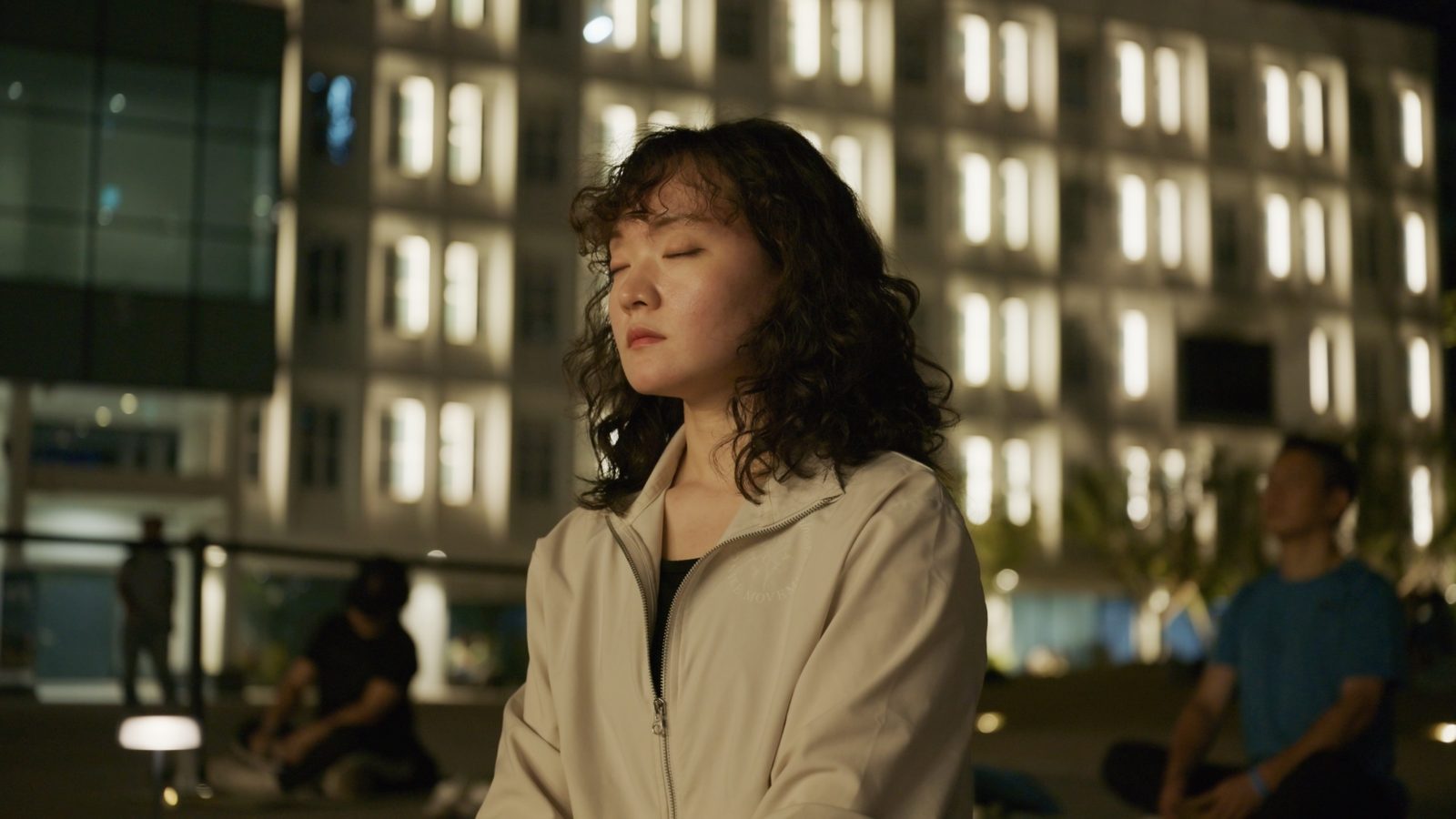 눈을 감고 호흡하는 참가자