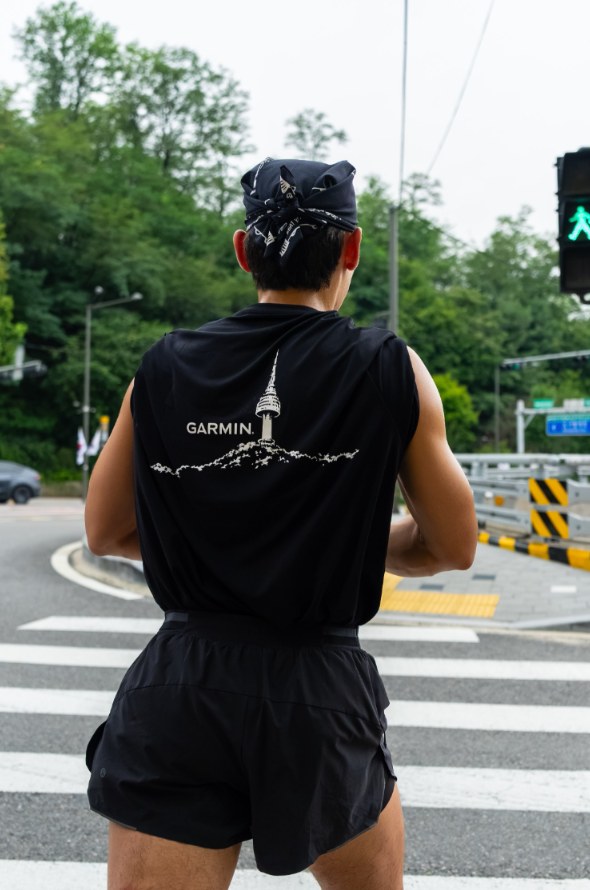 가민 남산 그래픽 티셔츠를 입은 러너