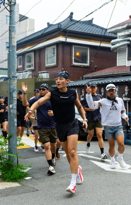 이태원 골목을 달리는 커뮤니티 런 참가자들