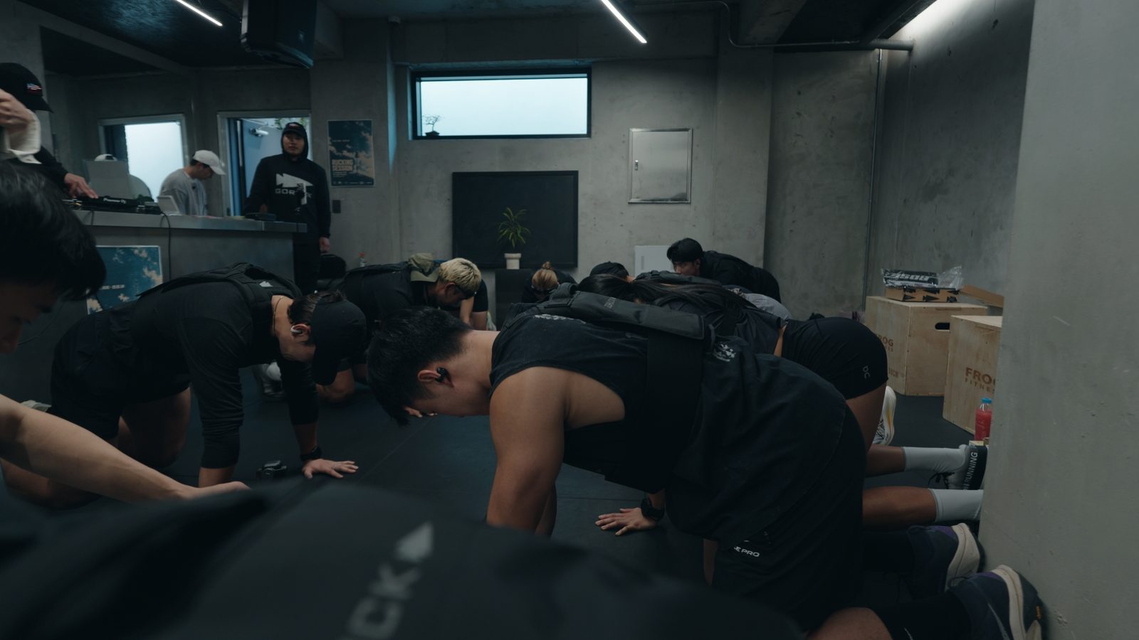 실내에서 워밍업하는 럭킹 참가자들
