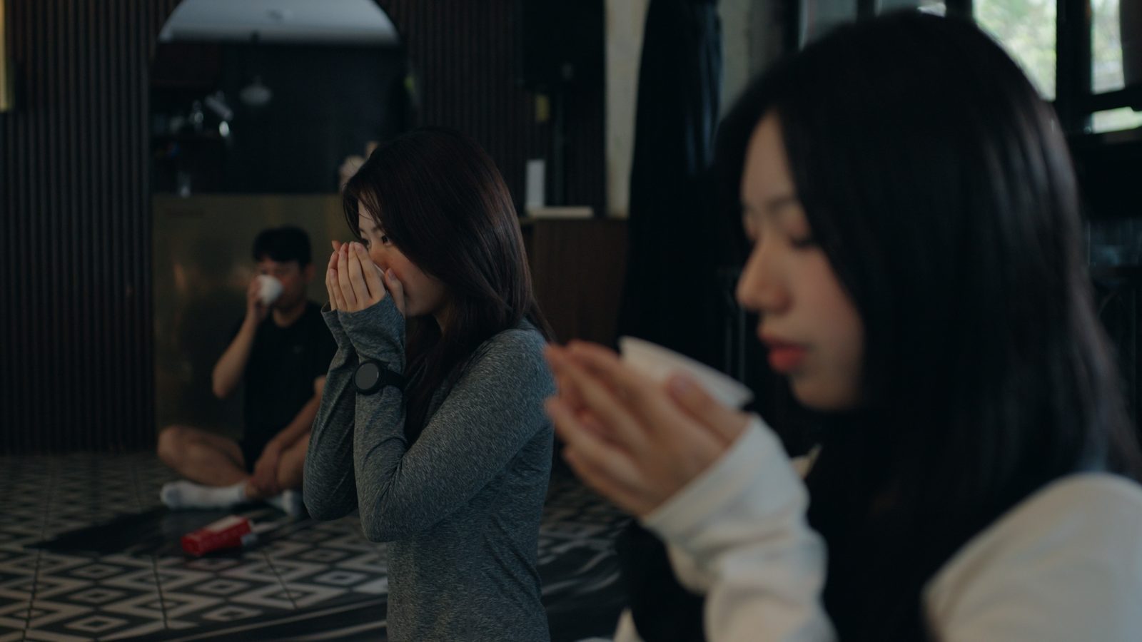 차 명상 중 찻잔을 든 참가자