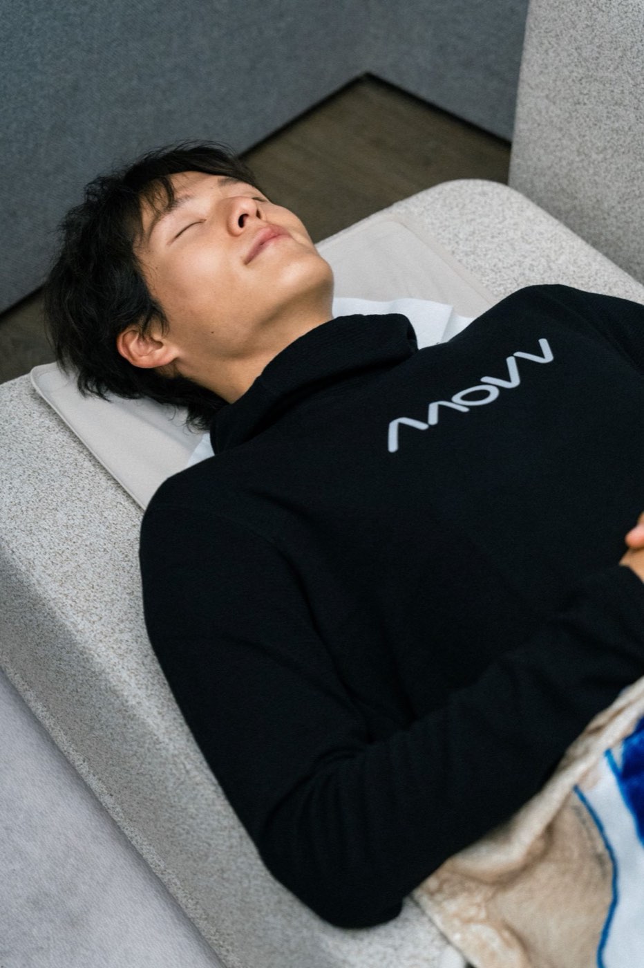 라운지에 누워 쉬는 참가자