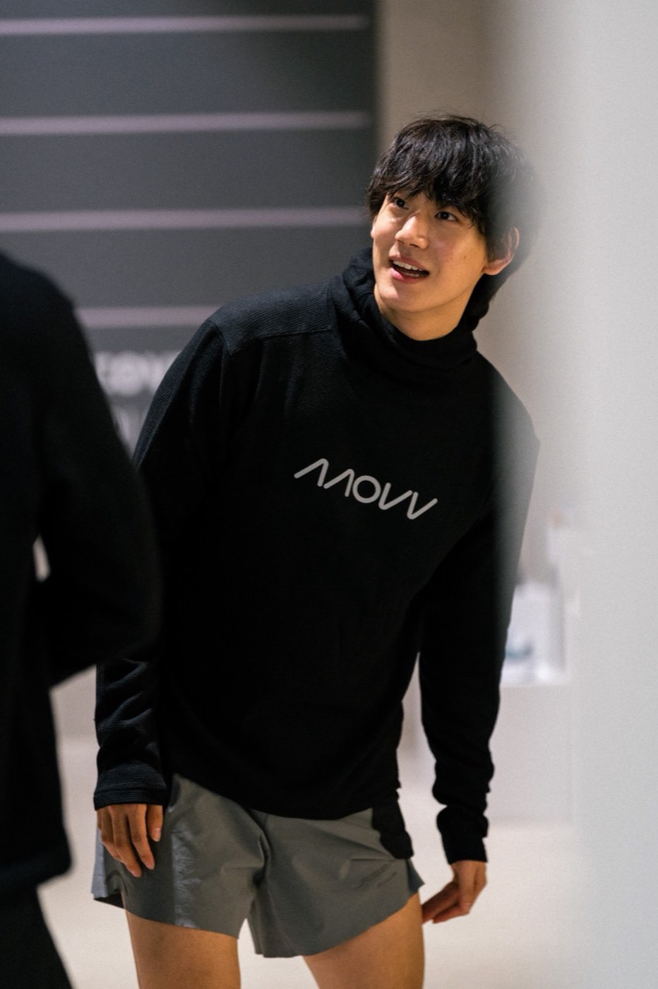 MOVV 후디를 입고 웃는 러너