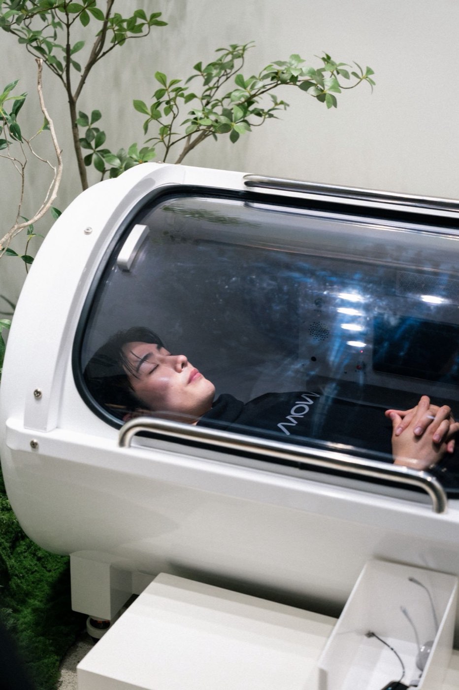러닝 후 산소 캡슐 안에서 회복 중인 참가자